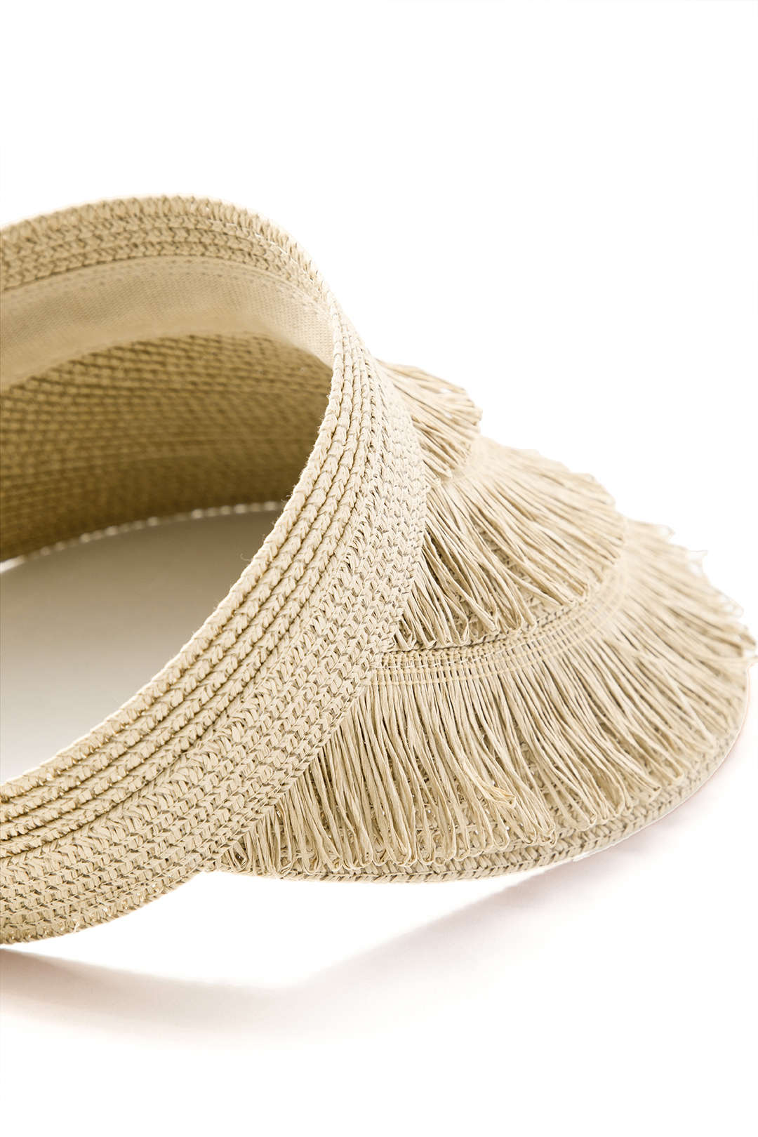 Sombrero con visera de paja con flecos